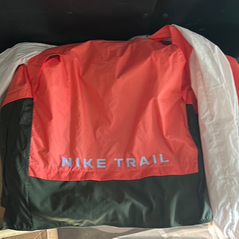 Nike Trail Windbreaker
